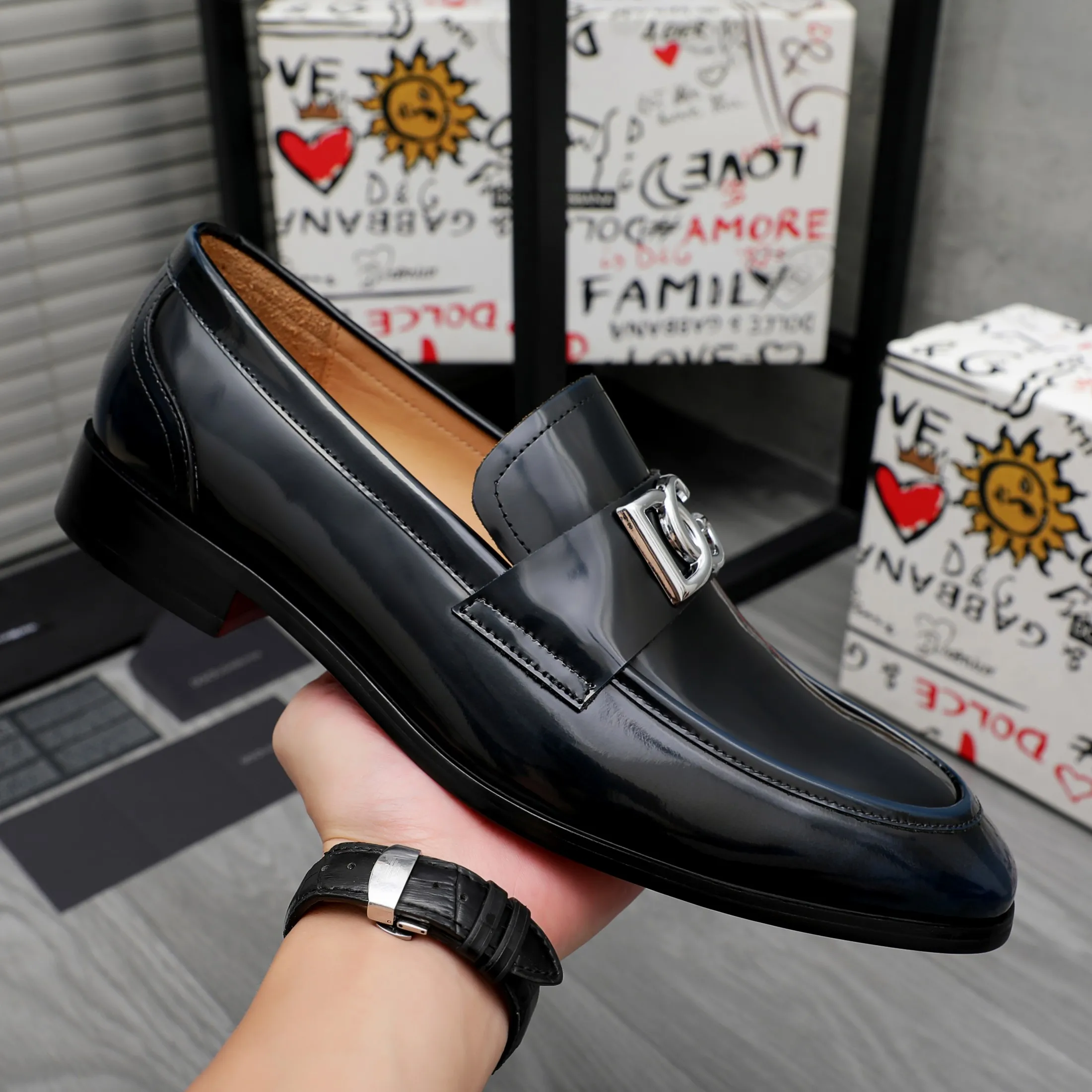 Men's shoes 💰500 Product trademark: DG (Dolce & Gabbana) business casual leather shoes Regular size: 38-45 (45 is custom-made and non-returnable) Product materials: Selected pearlescent polished cowhide upper, cowhide lining, original outsole